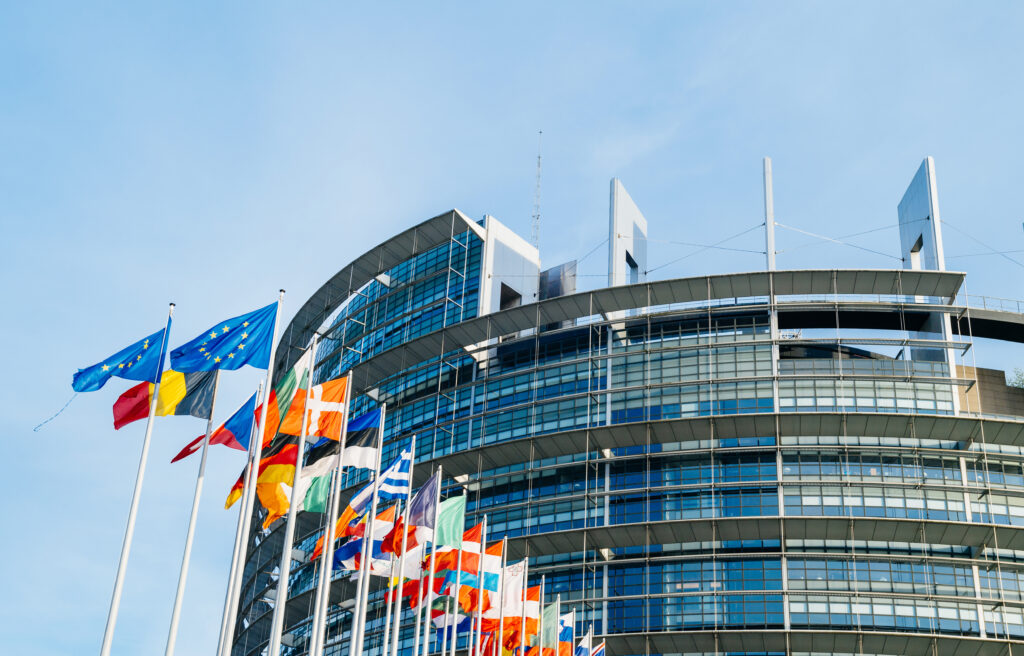 Aby uchwalić dyrektywę platformową try instytucje musza dojść do porozumienia: PE, KE i Rada Unii Europejskiej.