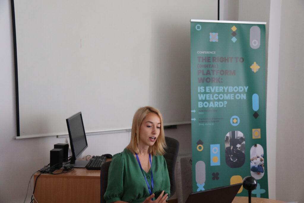 Zunanna Kowalik presenting IBS research results at the conference