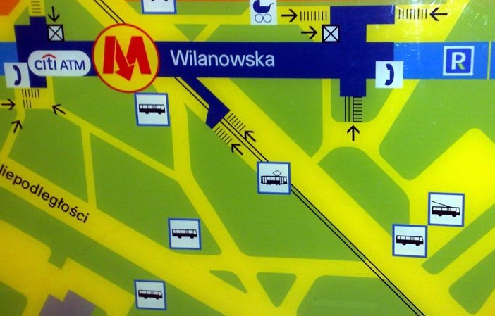 Sygnatura na infografice Metra w Warszawie