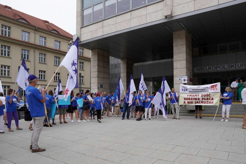 płaca minimalna a wynagrodzenia w budżetówce - protest